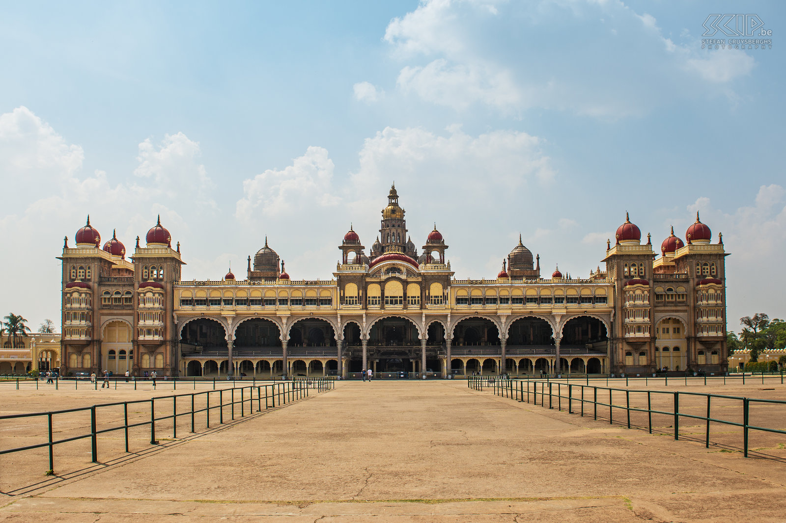 Mysore - Palace Mysore is the second largest city in the state of Karnataka with 740,000 inhabitants. Mysore is known for its many palaces and is therefore also called 'City of Palaces'. We visited the magnificent Palace of the Maharajah, a mix of Hindu and Muslim style, built at the end of the 19th century. It is one of the largest palaces in India. Stefan Cruysberghs